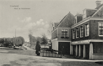 14978 Gezicht op de voorgevel van het hotel De Nederlanden (Duinkerken 3) te Vreeland uit het noorden; met middenlinks ...
